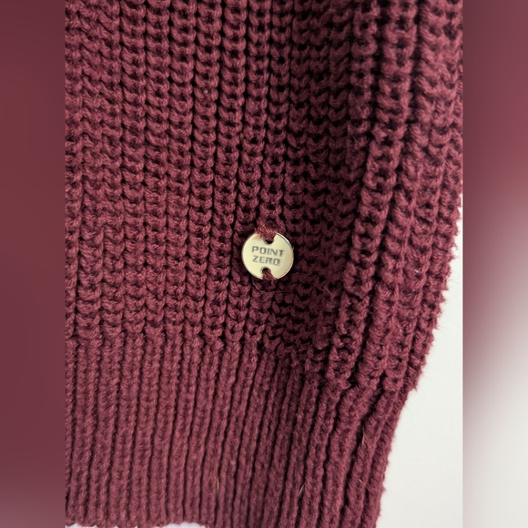 Point Zero Burgundy‎ V-Neck Sweater with Gold Buttons - Women's Medium - Picture 4 of 6